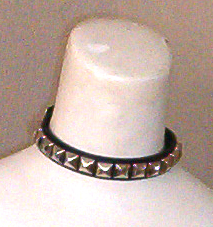 1 Row Of Pyramids Choker